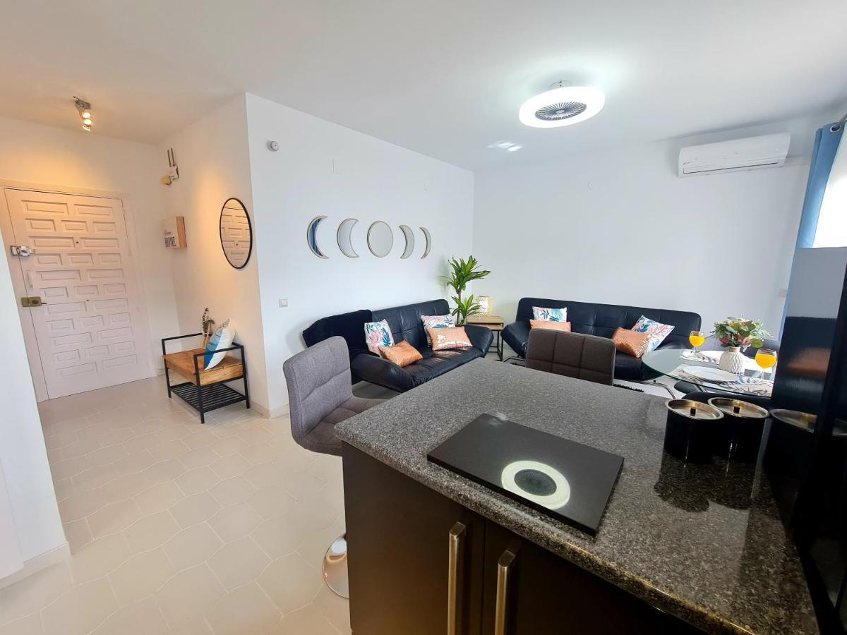 Precioso Apartamento Con Piscinas Y Vistas Al Mar. Benalmadena Exterior photo